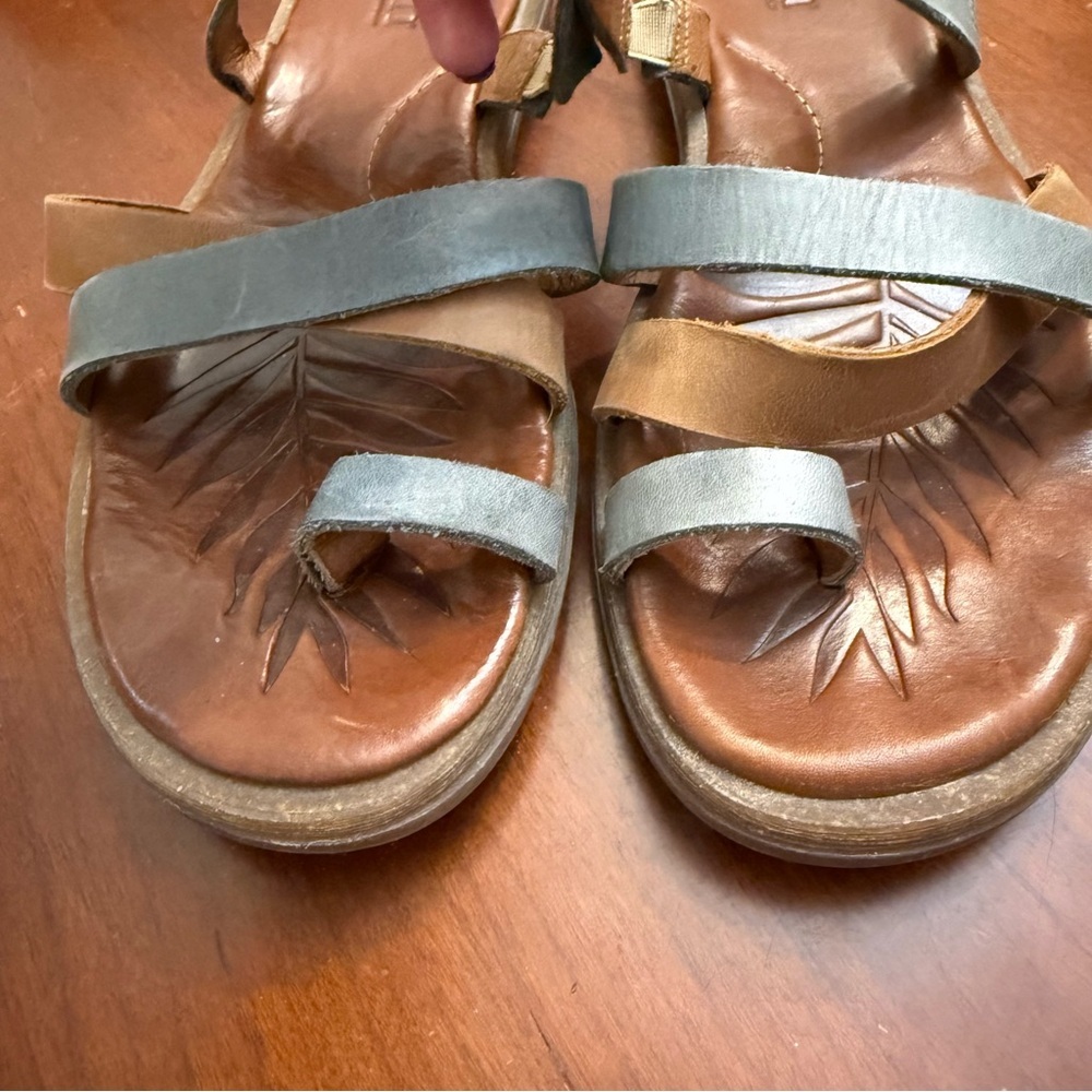 Women’s Born Leather Sandals with Brown and gray Straps size 9 - Picture 3 of 8